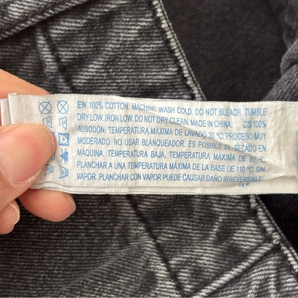 F21 Slouchy Fit black stonewash Button Fly womens jeans Size 25 - Picture 3 of 9